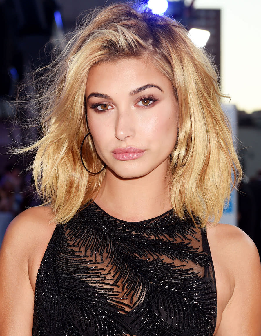 <p>Hailey took out the extensions and went with a shorter, mussed look for the night, but her standout beauty feature was those picture-perfect dark eyebrows paired with extra-long eyelashes. (Photo: Getty Images)</p>