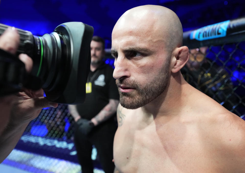 PERTH, AUSTRALIA - FEBRUARY 12: Alexander Volkanovski of Australia prepares to fight Islam Makhachev of Russia in the UFC lightweight championship fight during the UFC 284 event at RAC Arena on February 12, 2023 in Perth, Australia. (Photo by Chris Unger/Zuffa LLC via Getty Images)