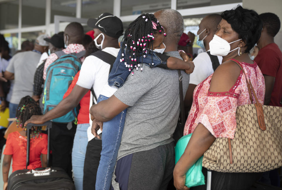 Haitianos haciendo fila para abordar un vuelo a Chile en el Aeropuerto Internacional Toussaint Louverture de Puerto Príncipe el 30 de enero del 2022. (AP Photo/Odelyn Joseph)