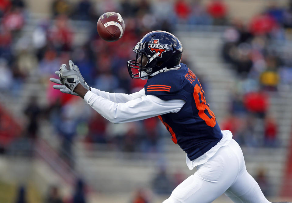 UTSA wide receiver Josh Stewart misses a reception during the first half of the New Mexico Bowl NCAA college football game against New Mexico in Albuquerque, N.M., Saturday, Dec. 17, 2016. (AP Photo/Andres Leighton)