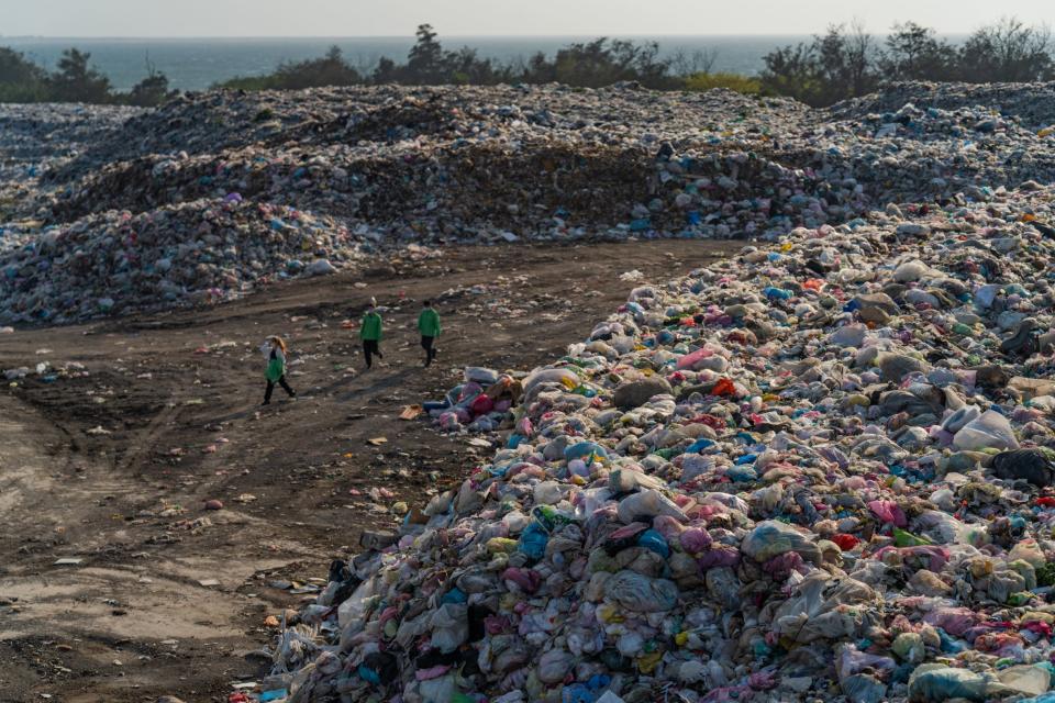 綠色和平調查團隊走訪臺灣垃圾暫置場，驚見高達2、3層樓的垃圾山。