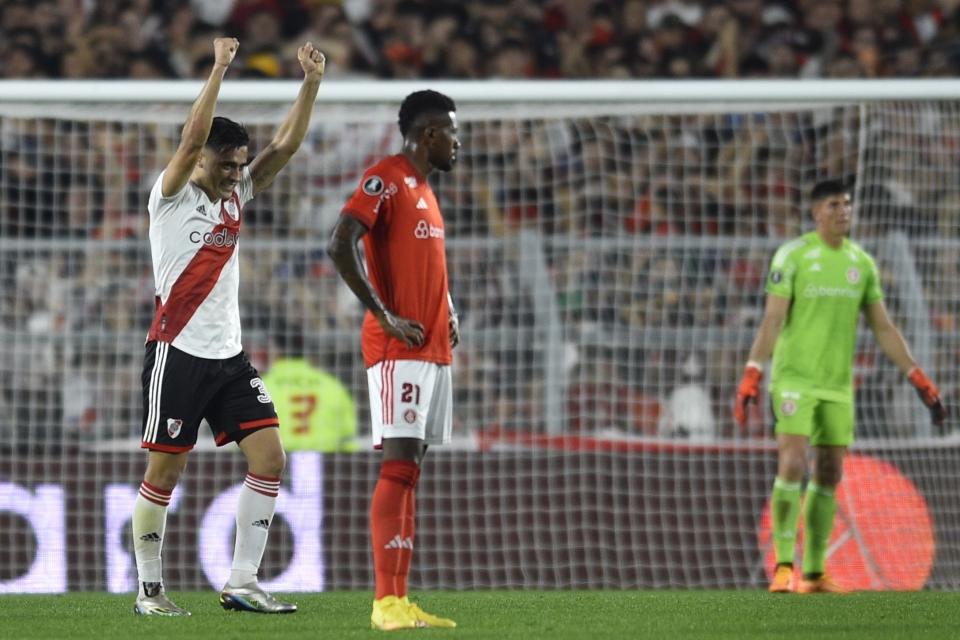 Pablo Solari, de River Plate de Argentina, festeja el segundo gol de su equipo ante Internacional de Brasil, en un partido de la Copa Libertadores disputado el martes 1 de agosto de 2023, en Buenos Aires (AP Foto/Gustavo Garello)