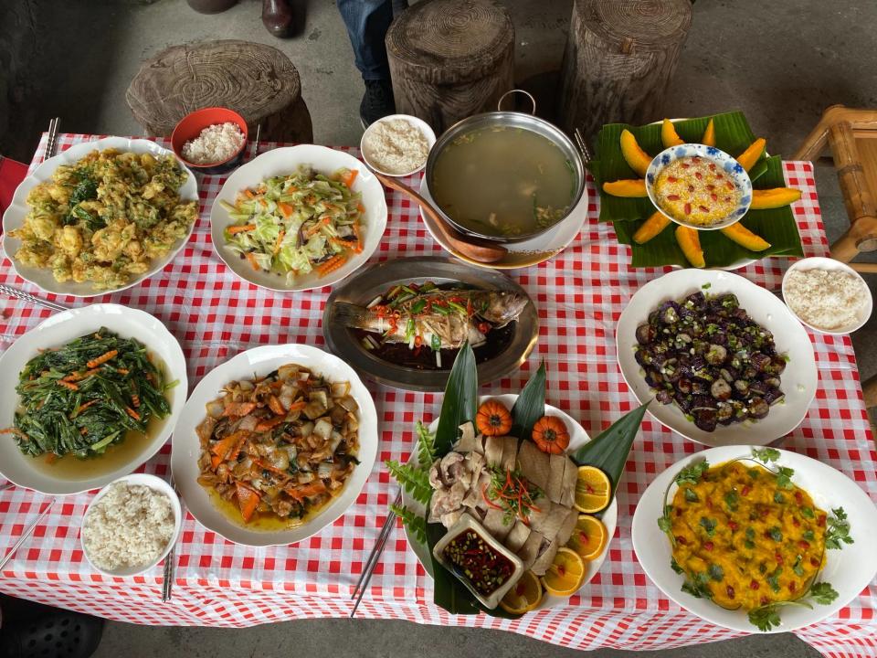 當地族人以野菜製作的料理（圖／楊小黎提供）