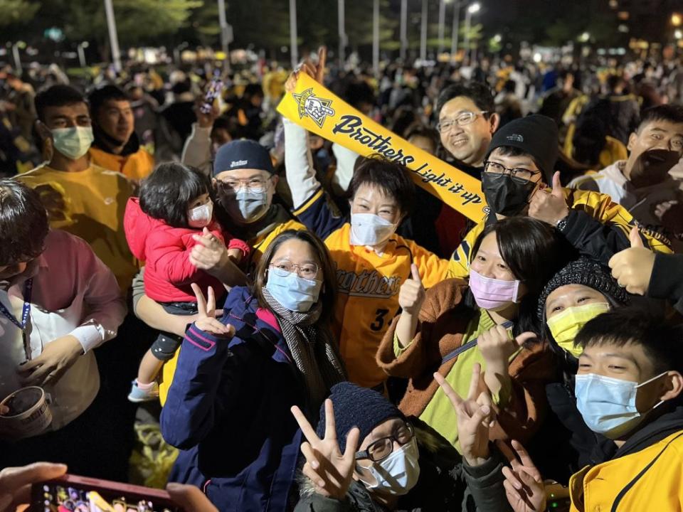 職棒台灣大戰中信兄弟帶著三勝０敗領先優勢，以五比０擊敗統一獅，抱回睽違十一年的總冠軍。（記者徐義雄攝）