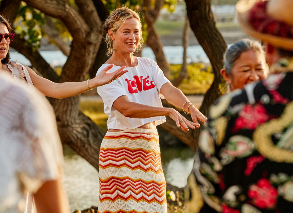 <p>Carolyn Murphy shows off her moves during a trip to Hawaii with MOTHER Denim in celebration of the brand's Surfs Up! collection. </p>