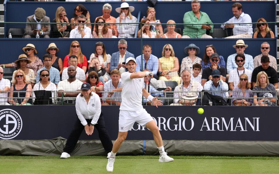 Andy Murray golpea un golpe de derecha: Andy Murray opina sobre la controvertida obra de arte de Wimbledon