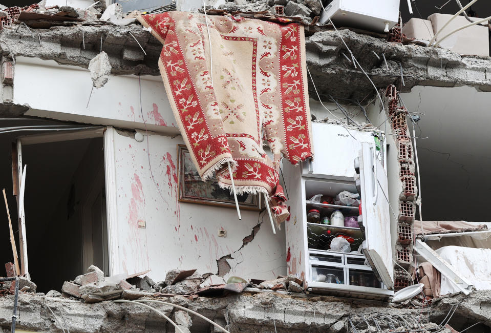 A view of a damaged building in Adana, Turkey.<span class="copyright">Oguz Yeter—Anadolu Agency/Getty Images)</span>