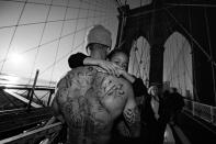 <p>Jerell Willis carries his son Fidel across the Brooklyn Bridge, Brooklyn, N.Y., 2012. (Photograph © Zun Lee) </p>