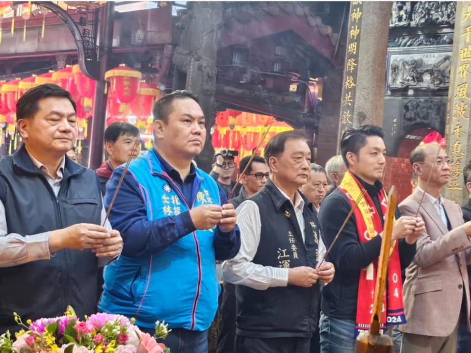 台北市士林北投議員陳重文（前排左二），被控圖利監視器業者，法院裁定羈押禁見。（圖：陳重文臉書）