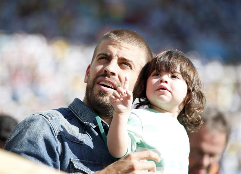 Gerard Piqué y su hijo Milan en la clausura del Mundial de Brasil 2014 (Foto: EFE/EPA/KAMIL KRZACZYNSKI)