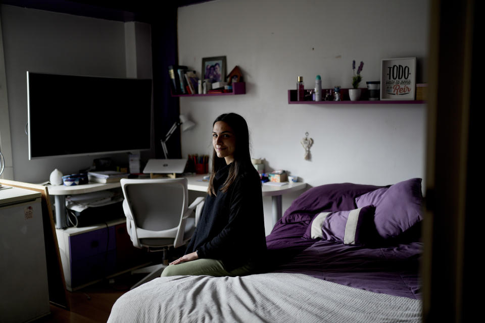 Belén Ragusa posa para una fotografía en su dormitorio en la casa de sus padres en Buenos Aires, Argentina, el viernes 18 de agosto de 2023. Ragusa, una estudiante de medicina de 20 años, dijo que votó en las primarias por Javier Milei, un candidato de derecha, porque cree que ofrece una opción diferente y detendrá la inflación en Argentina, que es una de las más altas del mundo. (AP Foto/Natacha Pisarenko)