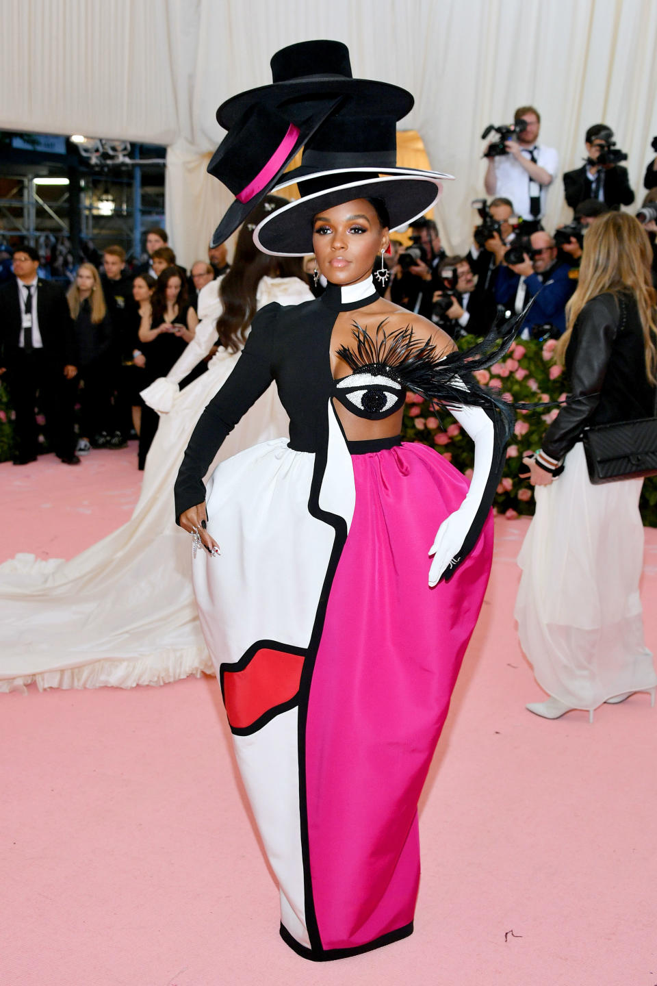 <p>La obra de arte que vistió este lunes (6 de mayo) a Janelle Monáe está firmada por Christian Siriano. ¿Te atreverías a ponerte este vestido? (Foto: Dia Dipasupil / Getty Images). </p>