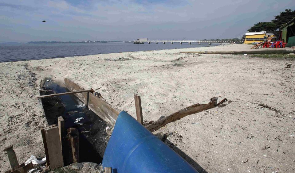 A sewage duct is seen on Galeao beach in the Guanabara Bay in Rio de Janeiro March 13, 2014. REUTERS/Sergio Moraes