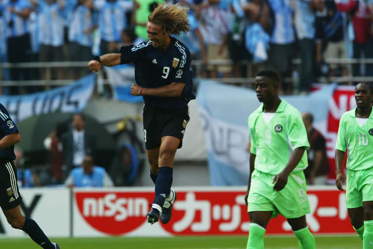 Batistuta festeja su gol contra Nigeria en el Mundial 2002. Sería el último con la selección.