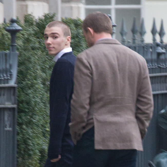 Rocco Ritchie, fotografiado con su padre en Londres credit:Bang Showbiz