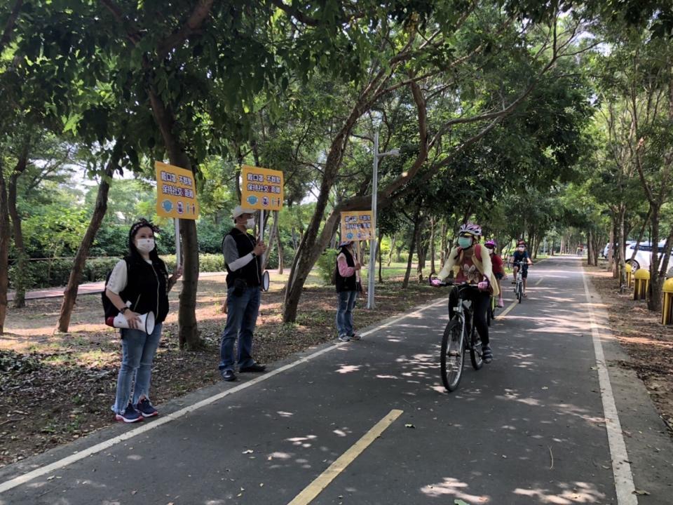 台中市政府出動「觀光景點疏導隊」至重要景點宣導防疫。   台中市政府/提供