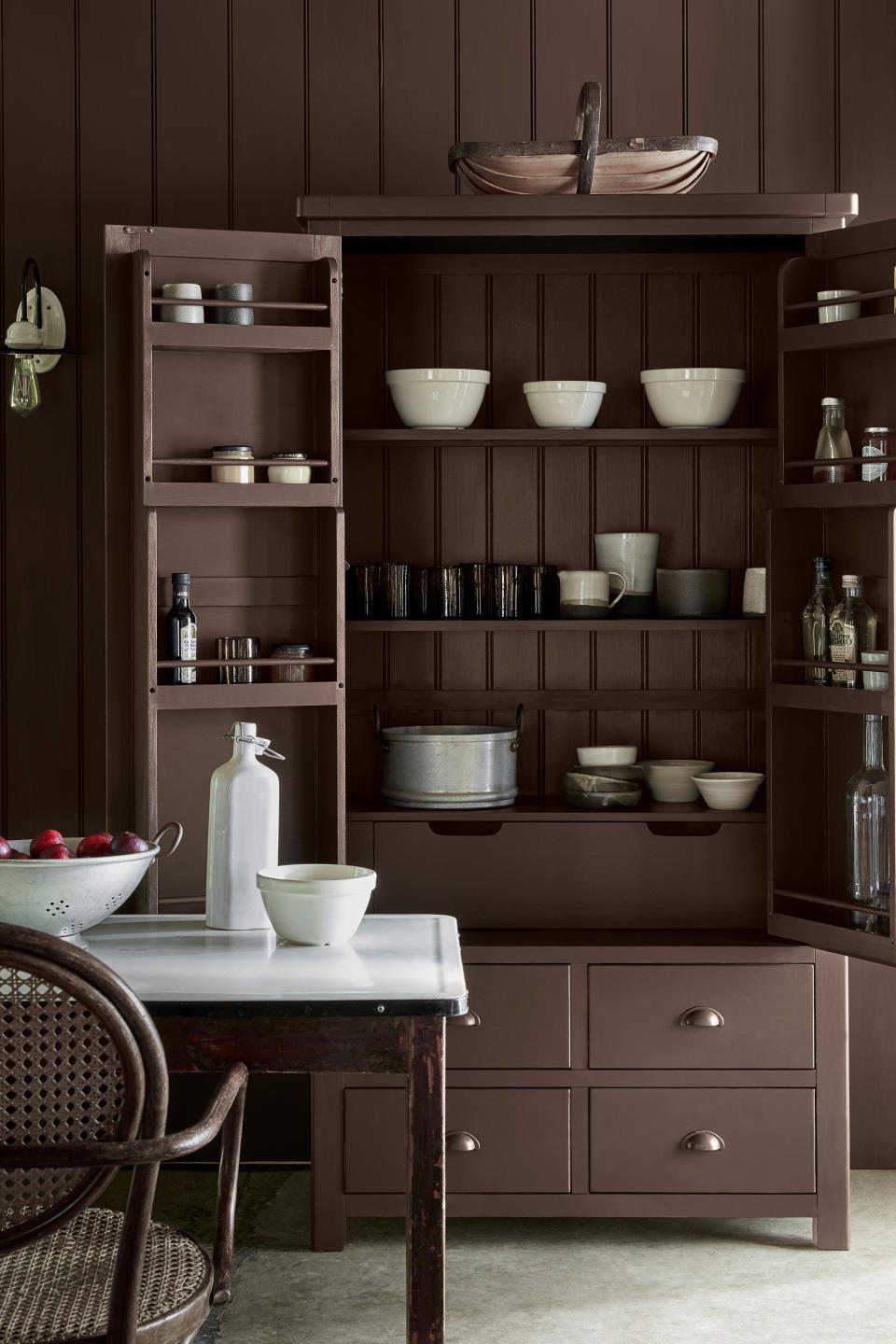 4. Paint walls and cabinets in rich, earthy colors