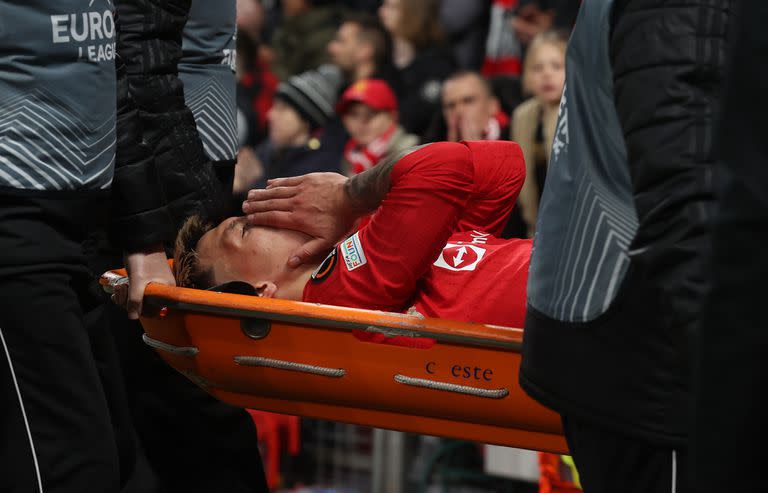 El gesto de preocupación de Lisandro Martínez, mientras es retirado en camilla en el estadio Old Trafford