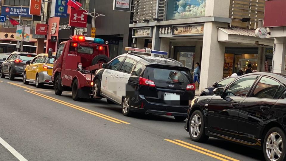 一台警車被拖吊車拖走，民眾表示這是百年難得一見。（圖／翻攝自嘉義綠豆大小事臉書）