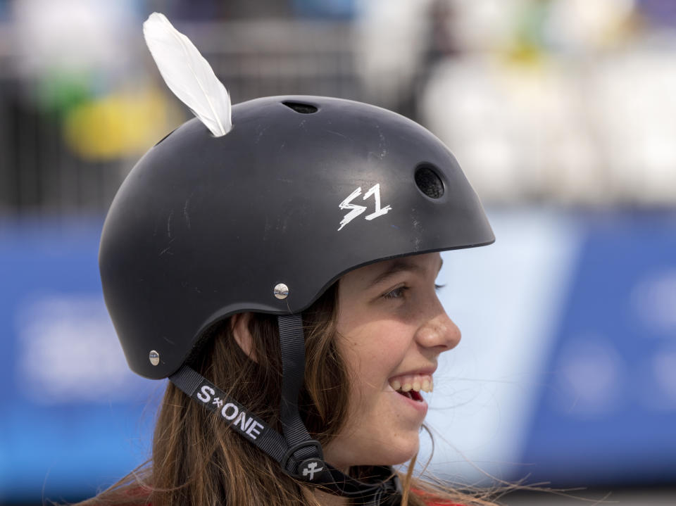 La canadiense Fay De Fazio Ebert, con una pluma de su pato mascota Richard en el casco, patina en la final del park femenino del skateboarding en los los Juegos Panamericanos en Santiago, Chile, el domingo 12 de octubre de 2023. (Frank Gunn/The Canadian Press vía AP)