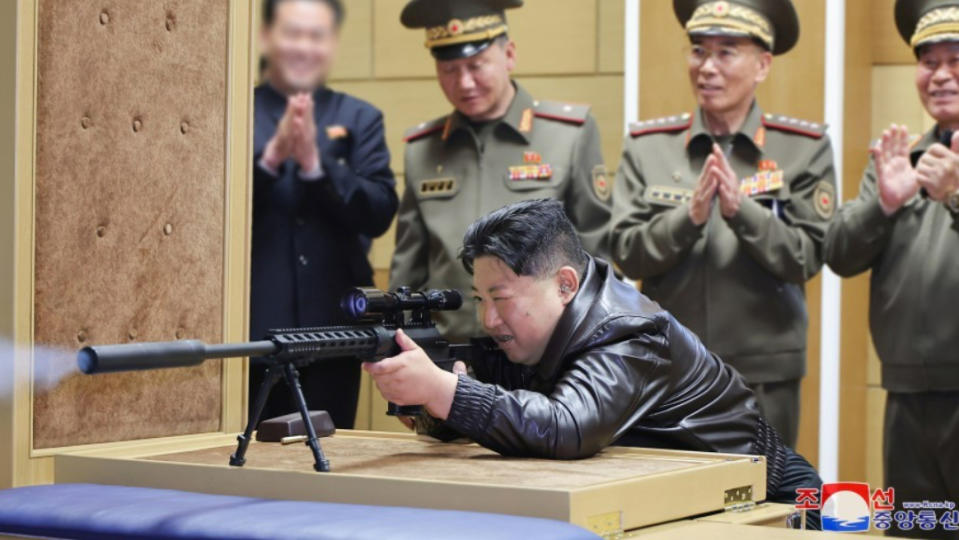 南韓「統一研究院」報告指，北韓領導人金正恩今年3月到5月公開出席軍事相關活動次數，與過去同期相比暴增；圖為5月視察狙擊武器和火箭砲發射車工廠。翻攝朝中社