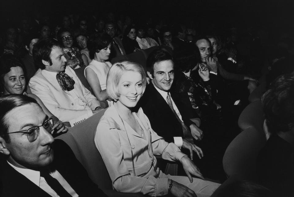 En novembre 1996, les critiques de cinéma Serge Toubiana et Antoine de Baecque sortent une biographie de référence sur François Truffaut. Près de trente ans plus tard, cet ouvrage lève le voile sur la relation entre le réalisateur et Catherine Deneuve. La publication du livre provoque la colère de la comédienne, comme elle l’explique à Paris Match en 1997. "<em>La parution du livre sur la vie de François Truffaut n'a pas pu m'empêcher de penser que François n'aurait pas forcément été d'accord sur ce qui a été dit</em>, confie-t-elle à l’hebdomadaire. <em>Lui qui avait un tel goût du secret, plus que n'importe qui. Même s'il avait gardé tout son courrier, même si tout ceci a été vu, balisé, autorisé. Je n'ai pas aimé la manière dont la presse ne s'est occupée que de son aspect</em> ‘Don Juan‘. <em>François Truffaut avait une œuvre, c'était un homme compliqué, intelligent, passionnant. Les journaux ont polarisé sur ses femmes :</em> ‘François et les femmes !‘" <em>(Photo by PICOT/Gamma-Rapho via Getty Images)</em>