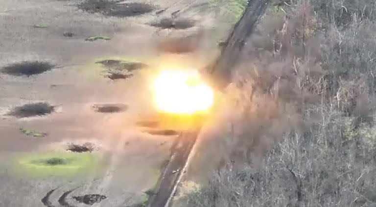 Ucrania muestra el ataque de un tanque ruso en pleno campo de batalla