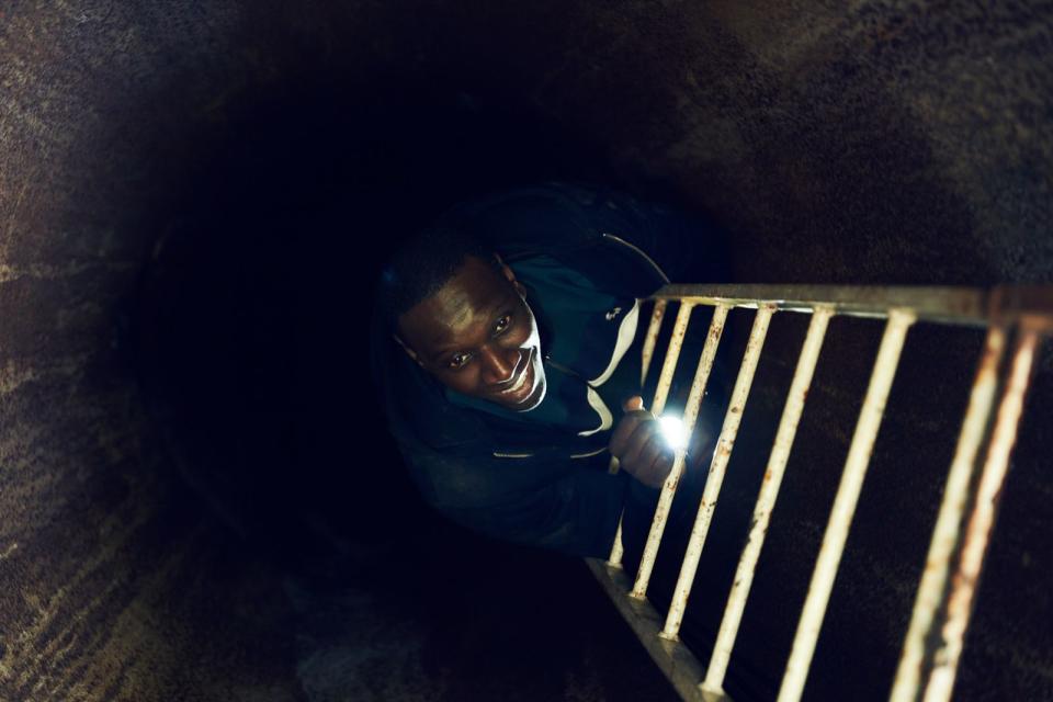 Um das Licht zu sehen, muss man sich manchmal in der Dunkelheit ziemlich gut auskennen: Assane Diop (Omar Sy) kennt die Katakomben von Paris wie seine Westentasche. (Bild: Netflix / Emmanuel Guimier)