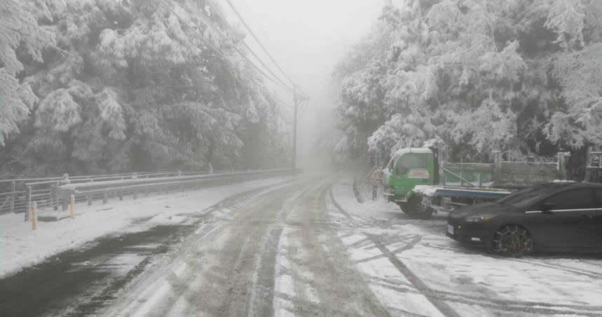 宜蘭太平山雪景一片雪白景緻有如童話世界。（圖／宜蘭縣警察局太平山所）