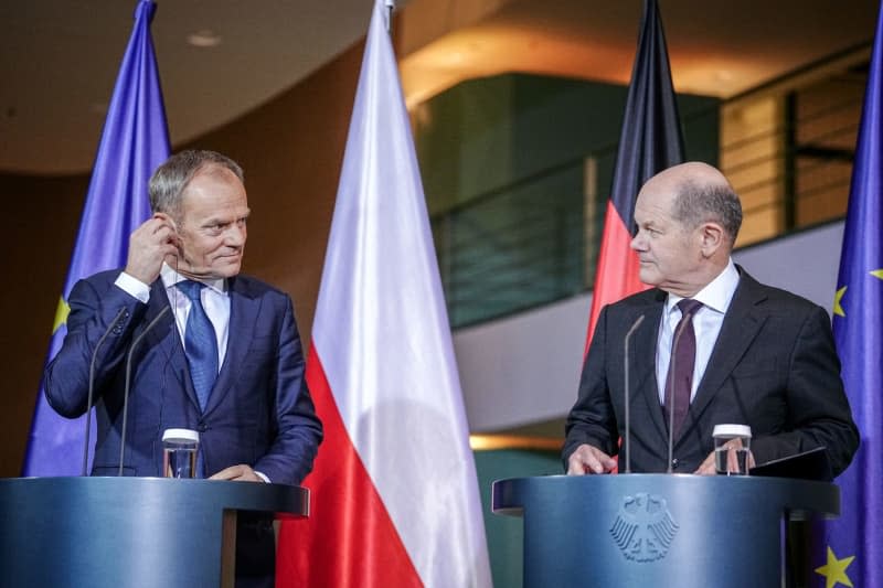 Polish Prime Minister Donald Tusk (L) and German Chancellor Olaf Scholz speak during a press conference after their meeting at the Federal Chancellery. Kay Nietfeld/dpa