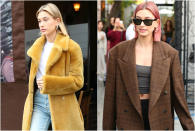 <p>Con una melena extralisa, raya en medio y con el pelo teñido de rosa, así es el nuevo look de Hailey Baldwin. (Foto: Gtres). </p>