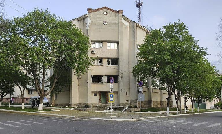 Vista del edificio da&#xf1;ado del Ministerio de Seguridad del Estado, en Tiraspol, la capital de la regi&#xf3;n separatista de Transnistria, un territorio disputado y no reconocido por la comunidad internacional, en Moldavia, el lunes 25 de abril de 2022.