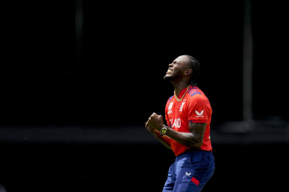 Jofra Archer de Inglaterra lamenta una oportunidad perdida de poner out a Travis Head de Australia durante un partido de cricket en la Copa Mundial T20 de la ICC en Kensington Oval, el 8 de junio de 2024, en Bridgetown, Barbados. (AP Foto/Ricardo Mazalán)