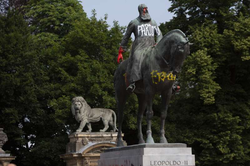 反種族主義掀起拆銅像浪潮：比利時國王利奧波德二世（Leopold II）銅像遭噴漆（AP）