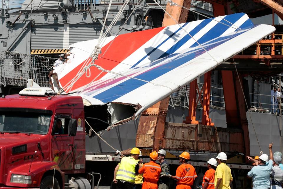 Workers unload debris, belonging to the crashed Air France flight AF447, from the Brazilian Navy’s Constitution Frigate in the port of Recife, northeast of Brazil, June 14, 200 (AP)