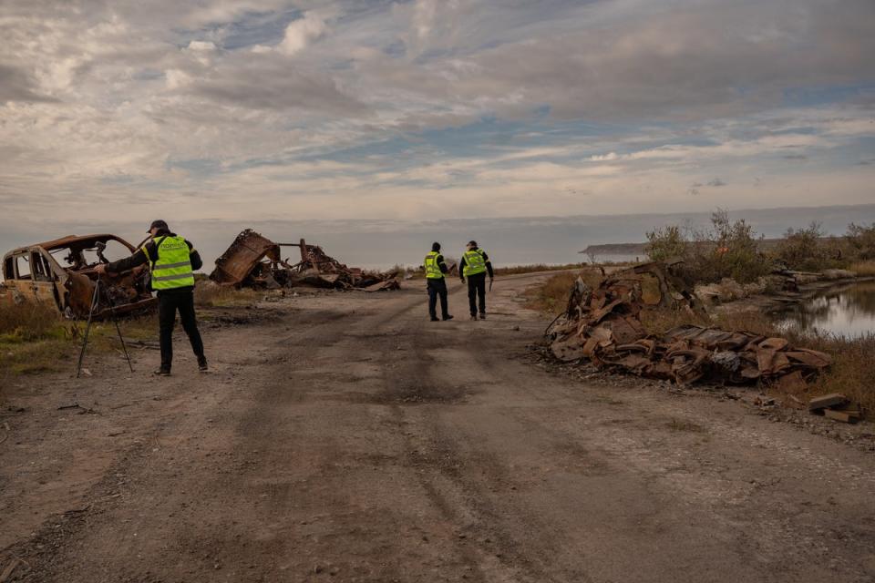 Ukrainian investigators begin gathering evidence of war crimes along the ‘highway of death’ (Bel Trew)