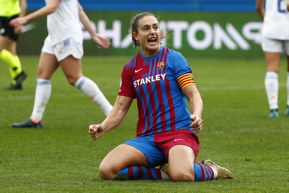 ARCHIVO - Alexia Putellas celebra tras anotar un gol para el Barcelona ante el Real Madrid en un partido de la Liga española, el domingo 13 de marzo de 2022, en Barcelona. (AP Foto/Joan Monfort)