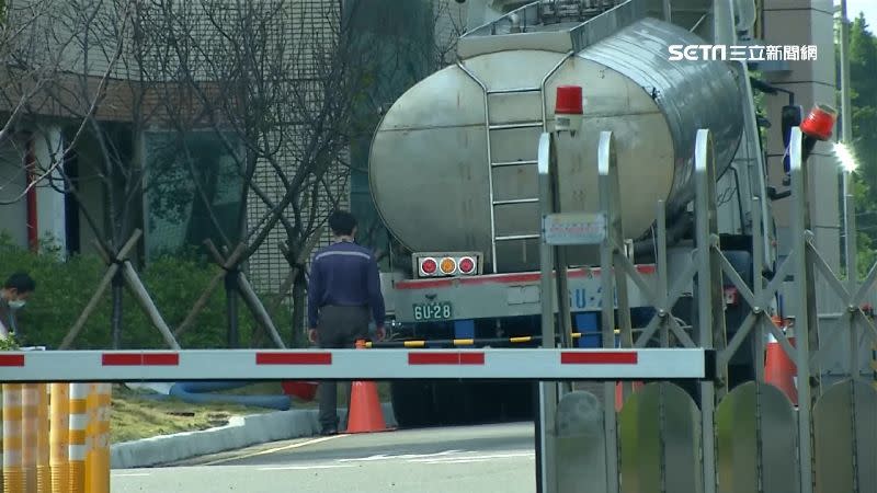 各家大廠紛紛派出水車提供廠區用水，以確保生產穩定。