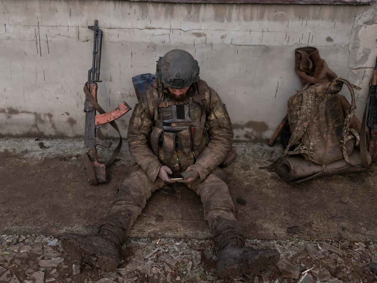 Kiewer Bewohner feiern die Freundin eines ukrainischen Soldaten, der an der Kriegsfront kämpft, schockiert.