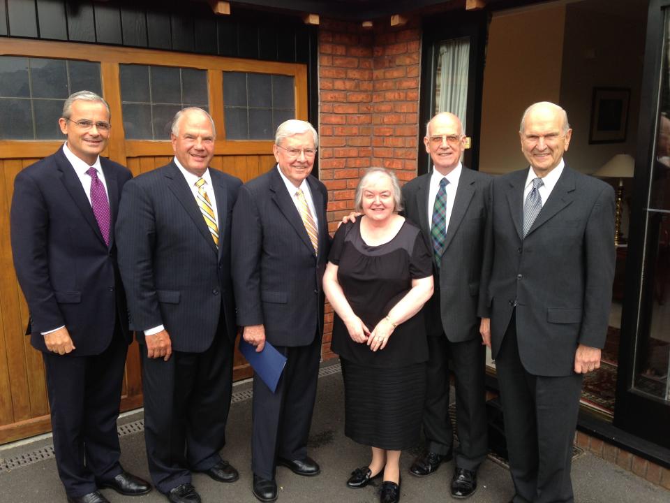Elders Patrick Kearon Ronald A. Rasband and M. Russell Ballard pose with Sister Aileen and President Douglas Murray and President Russell M. Nelson.