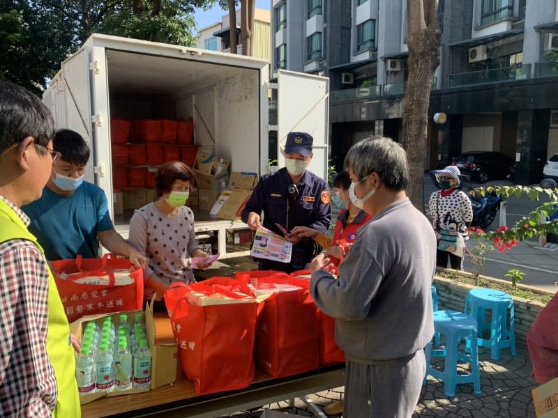 寒冬送暖過好年　鳳警結合民代年末關懷弱勢