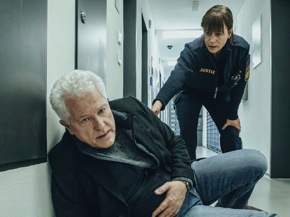 "Tatort: Das Wunderkind": Nachdem Kriminalhauptkommissar Ivo Batic (Miroslav Nemec) angegriffen wurde, kommt ihm JVA-Beamtin Anja Bremmer (Jule Ronstedt) zu Hilfe. (Bild:  BR/Sappralot Productions GmbH/Hendrik Heiden)