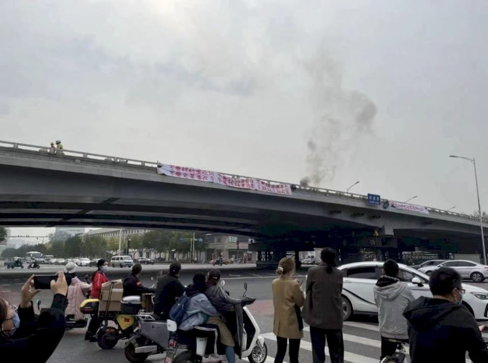 中共20大敏感時刻，北京海碇區四通橋上13日突然出現兩幅大面抗議布條，以紅字寫著「不要核酸要吃飯.....」等字樣。（Twitter)