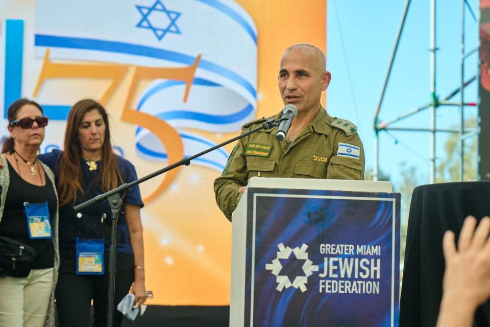 El coronel Golan Vach, quien dirige la Unidad Nacional de Rescate de las Fuerzas de Defensa israelíes, habla a una delegación de 800 judíos de Miami en la Granja Ronit, cerca de Tel Aviv, el jueves 27 de abril de 2023. A su izquierda, Elise Scheck Bonwitt, quien perdió a su familia en la tragedia de Surfside, y Ofi Osin-Cohen, quien vivía en el edificio derrumbado.