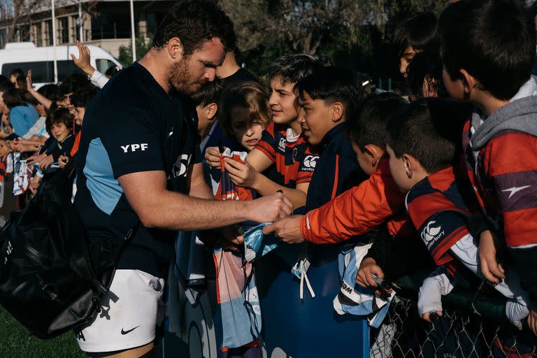 El capitán de los Pumas, Julián Montoya, firma autógrafos a los muchos seguidores que se agolparon en el hotel