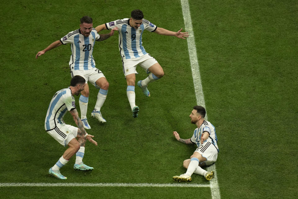 Lionel Messi (derecha) celebra tras anotar de penal el primer gol de Argentina en la final de la Copa Mundial ante Francia en el estadio Lusail, el domingo 18 de diciembre de 2022, en Lusail, Qatar. (AP Foto/Francisco Seco)
