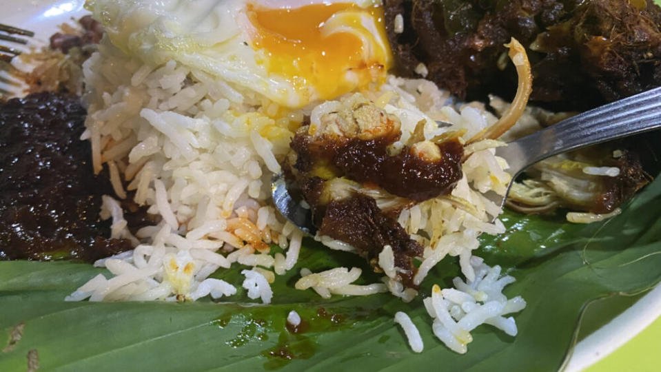 Nasi Lemak Burung Hantu - Action shot