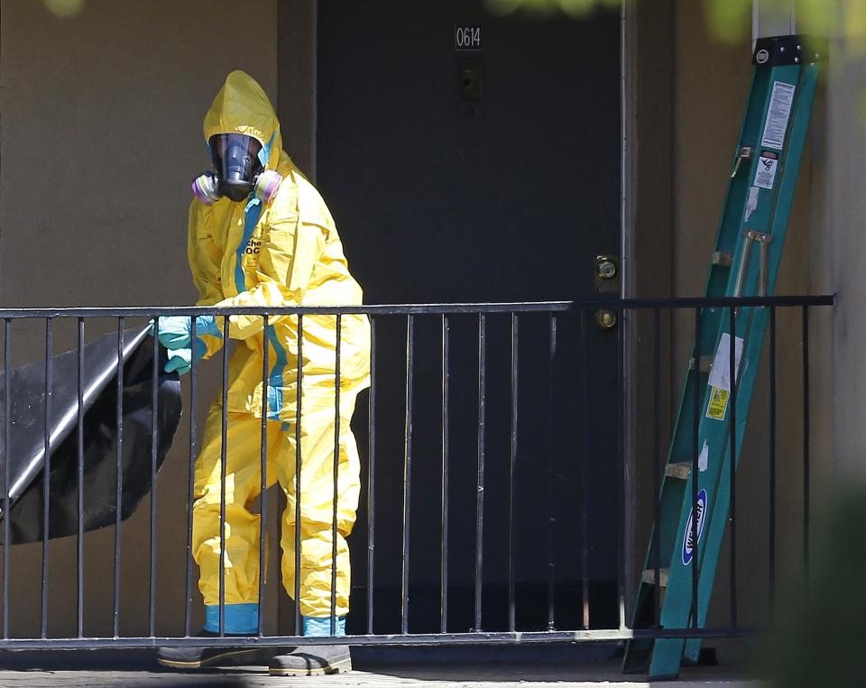 A worker wearing a hazardous material suit arrives at the apartment unit where a man diagnosed with the Ebola virus was staying in Dallas, Texas, October 3, 2014. (REUTERS/Jim Young)