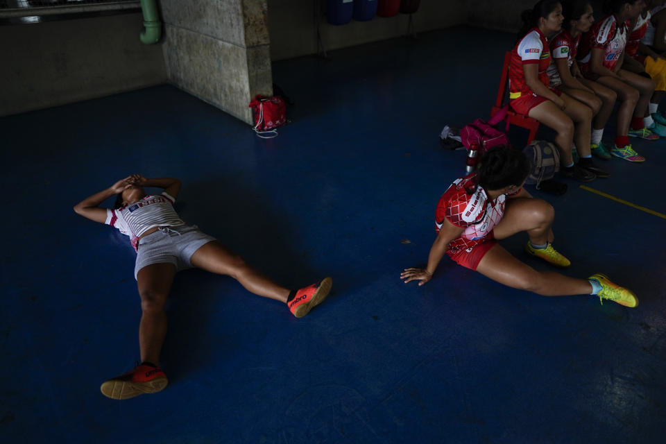 Jugadoras de Salcomp descansan tras un entrenamiento para el torneo Peladao en Manaos, Brasil, el jueves 14 de febrero de 2019. (AP Foto/Víctor R. Caivano)