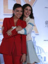 En esta fotografía del 14 de enero de 2020 las actrices Regina Blandón, izquierda, y Cassandra Sánchez Navarro posan durante una conferencia de prensa para promover la cinta "Cindy la Regia" en la Ciudad de México. La película se estrena en cines mexicanos el 24 de enero. (Foto AP/Berenice Bautista)